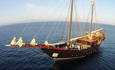 38m Pinisi AMANDIRA - Kasten Marine Design, Inc. - Photo Courtesy of Jacques Gast